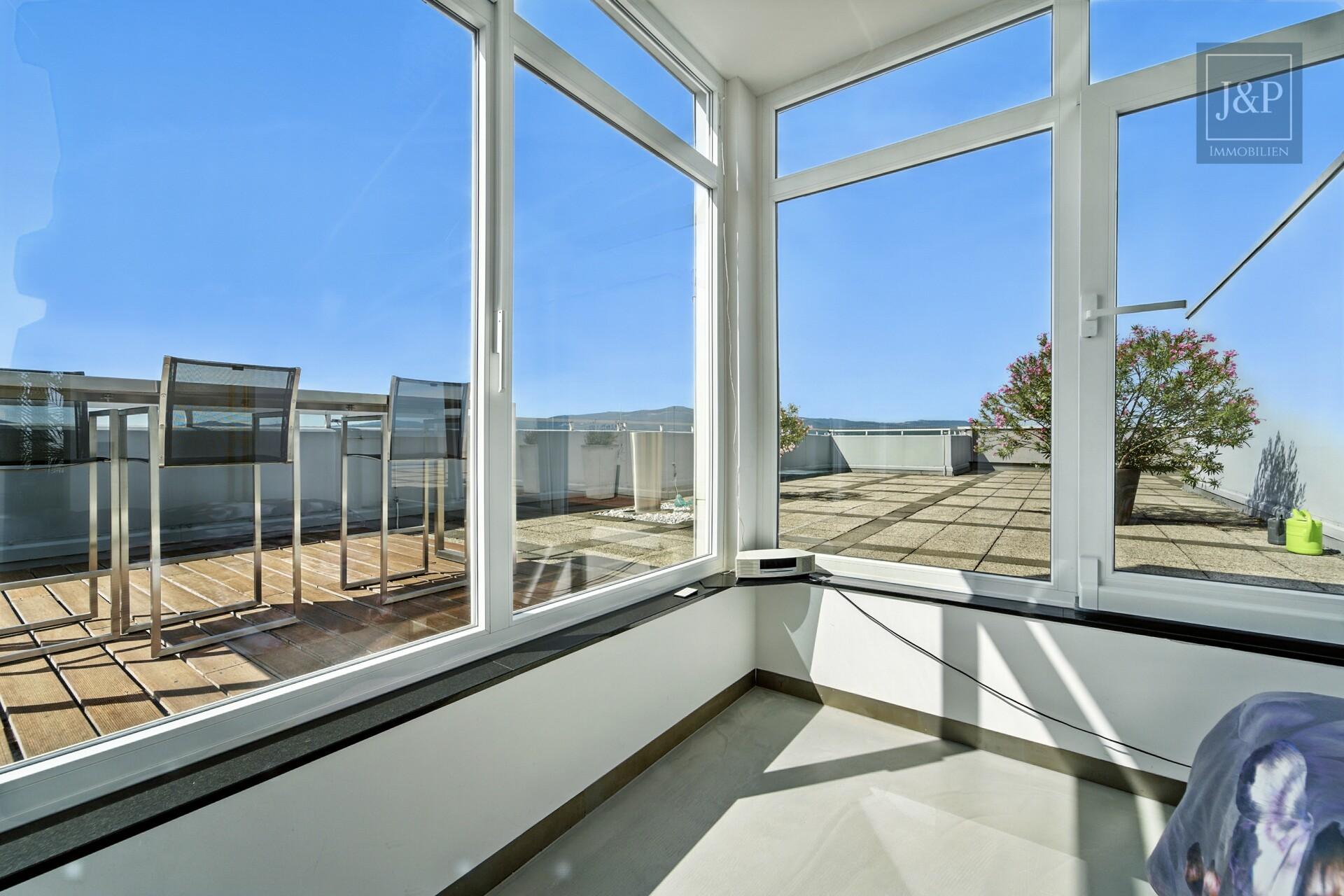 Luxus über den Dächern Eschborns - exklusives Architekten-Penthouse mit spektakulärem Ausblick - Schlafzimmer (Aussicht)