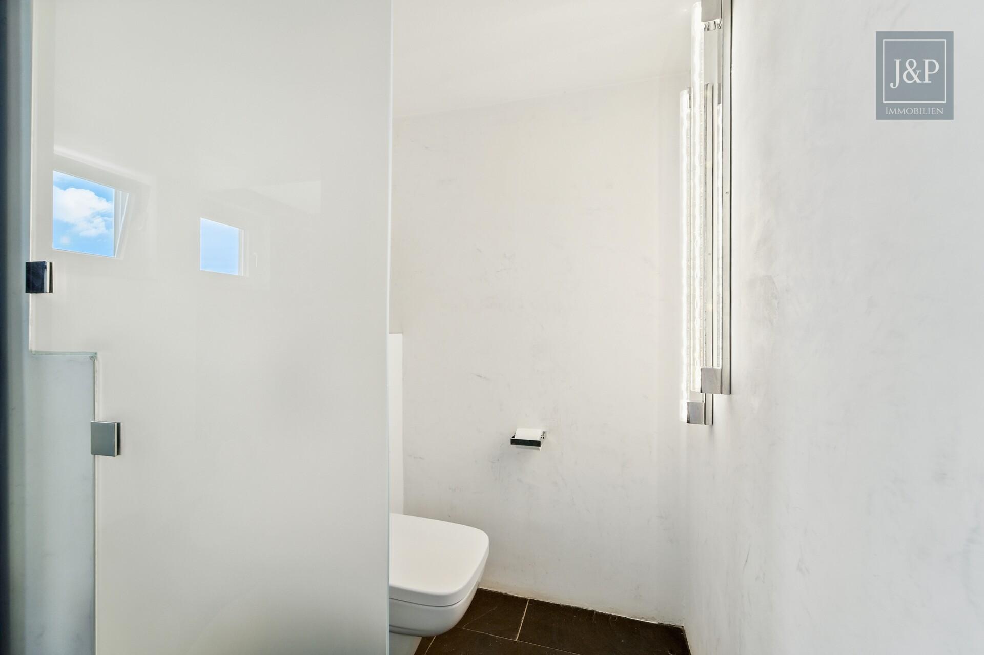 Luxus über den Dächern Eschborns - exklusives Architekten-Penthouse mit spektakulärem Ausblick - Badezimmer (WC)