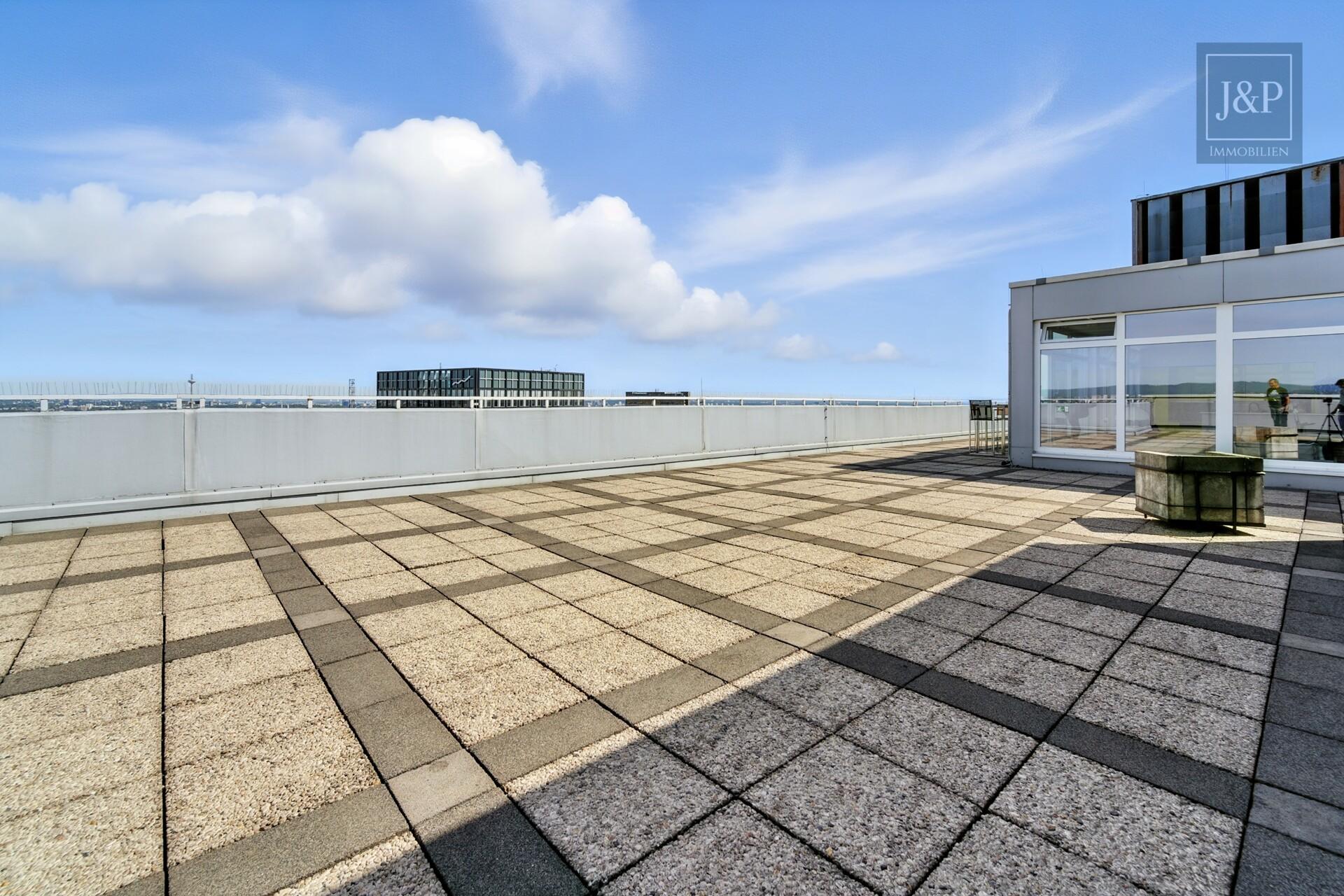 Luxus über den Dächern Eschborns - exklusives Architekten-Penthouse mit spektakulärem Ausblick - Nutzbare Dachterrasse