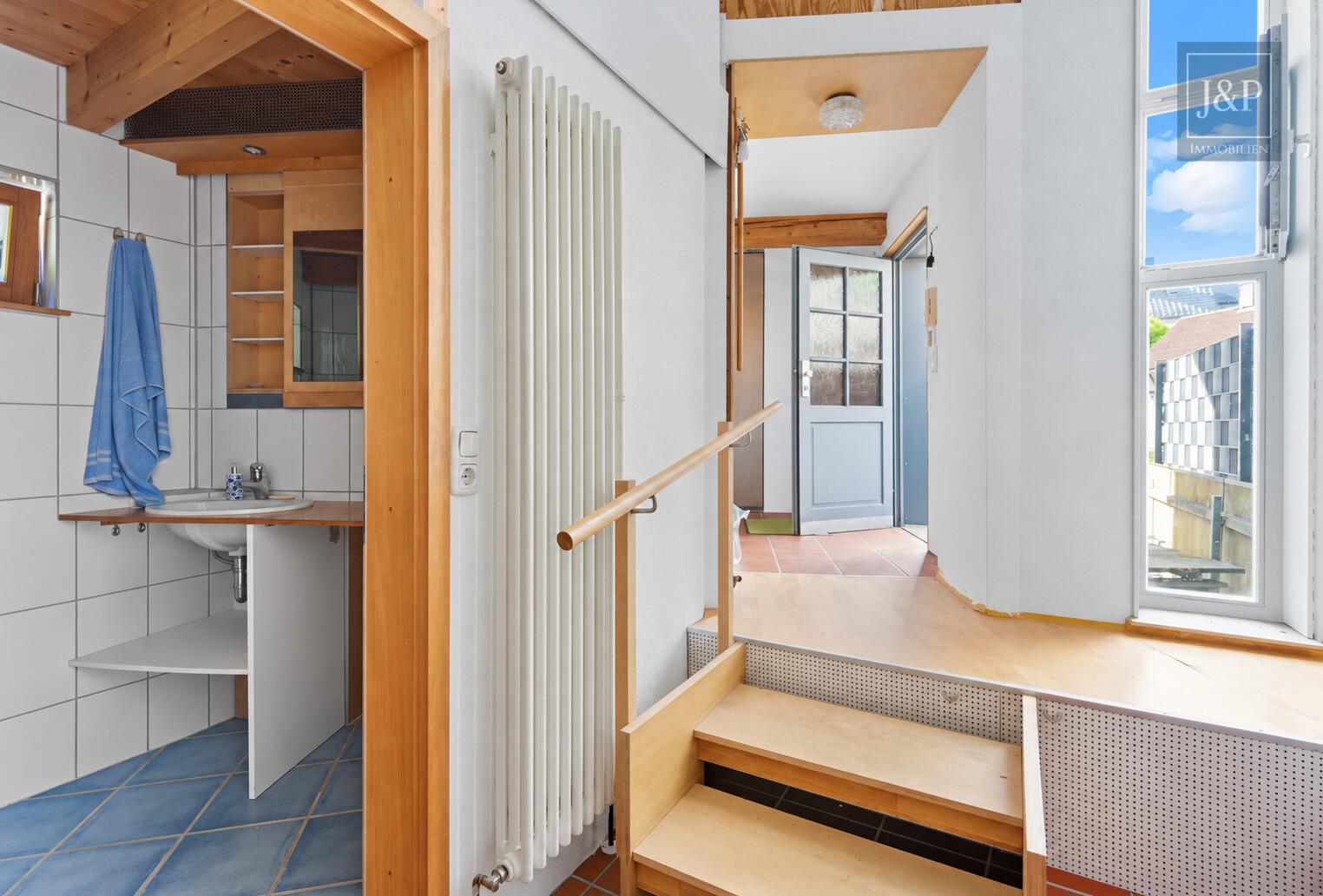 Viel Platz für Familie & Beruf: Fachwerkhaus mit Einliegerwohnung und Hof! - ELW: Badezimmer und Flur