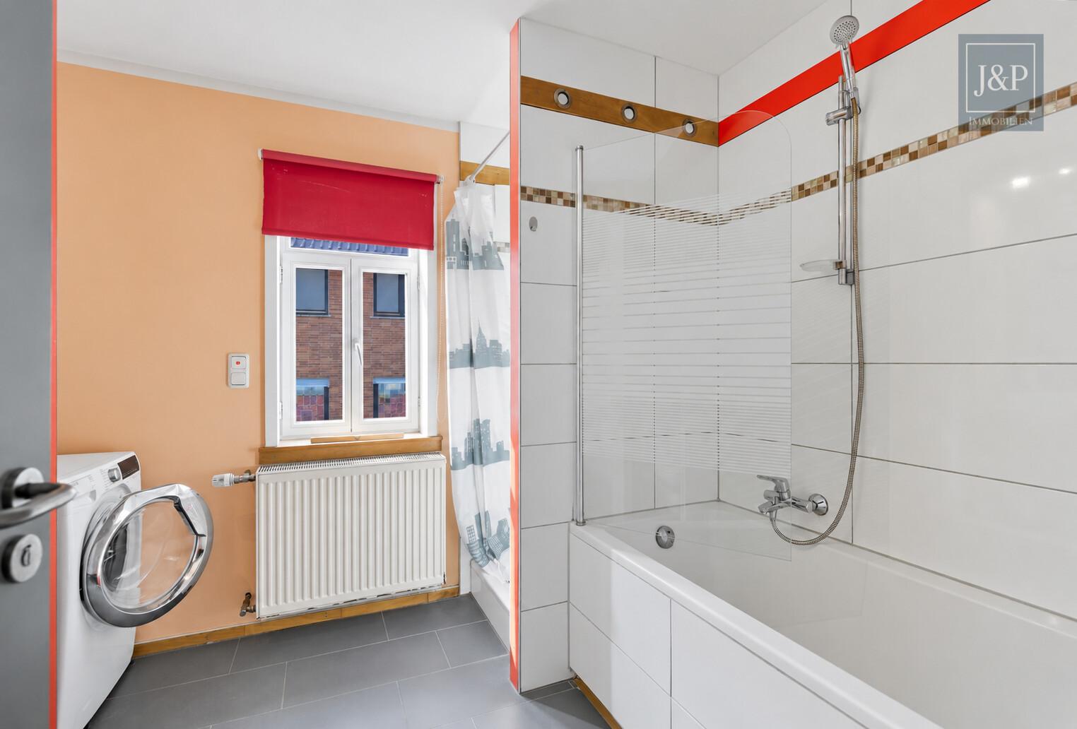 Viel Platz für Familie & Beruf: Fachwerkhaus mit Einliegerwohnung und Hof! - Badezimmer