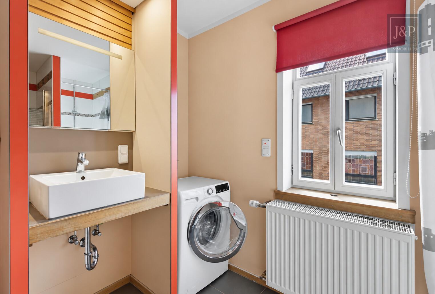 Viel Platz für Familie & Beruf: Fachwerkhaus mit Einliegerwohnung und Hof! - Badezimmer