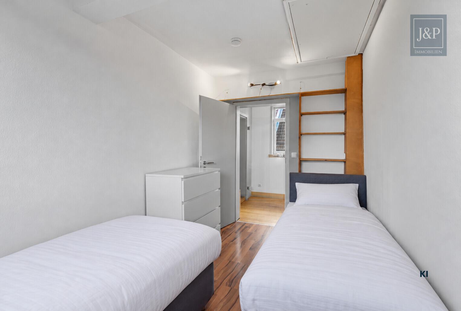 Viel Platz für Familie & Beruf: Fachwerkhaus mit Einliegerwohnung und Hof! - Schlafzimmer 1