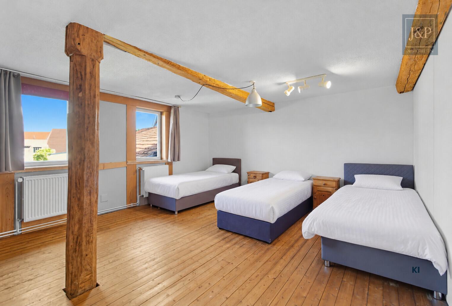 Viel Platz für Familie & Beruf: Fachwerkhaus mit Einliegerwohnung und Hof! - Schlafzimmer 2