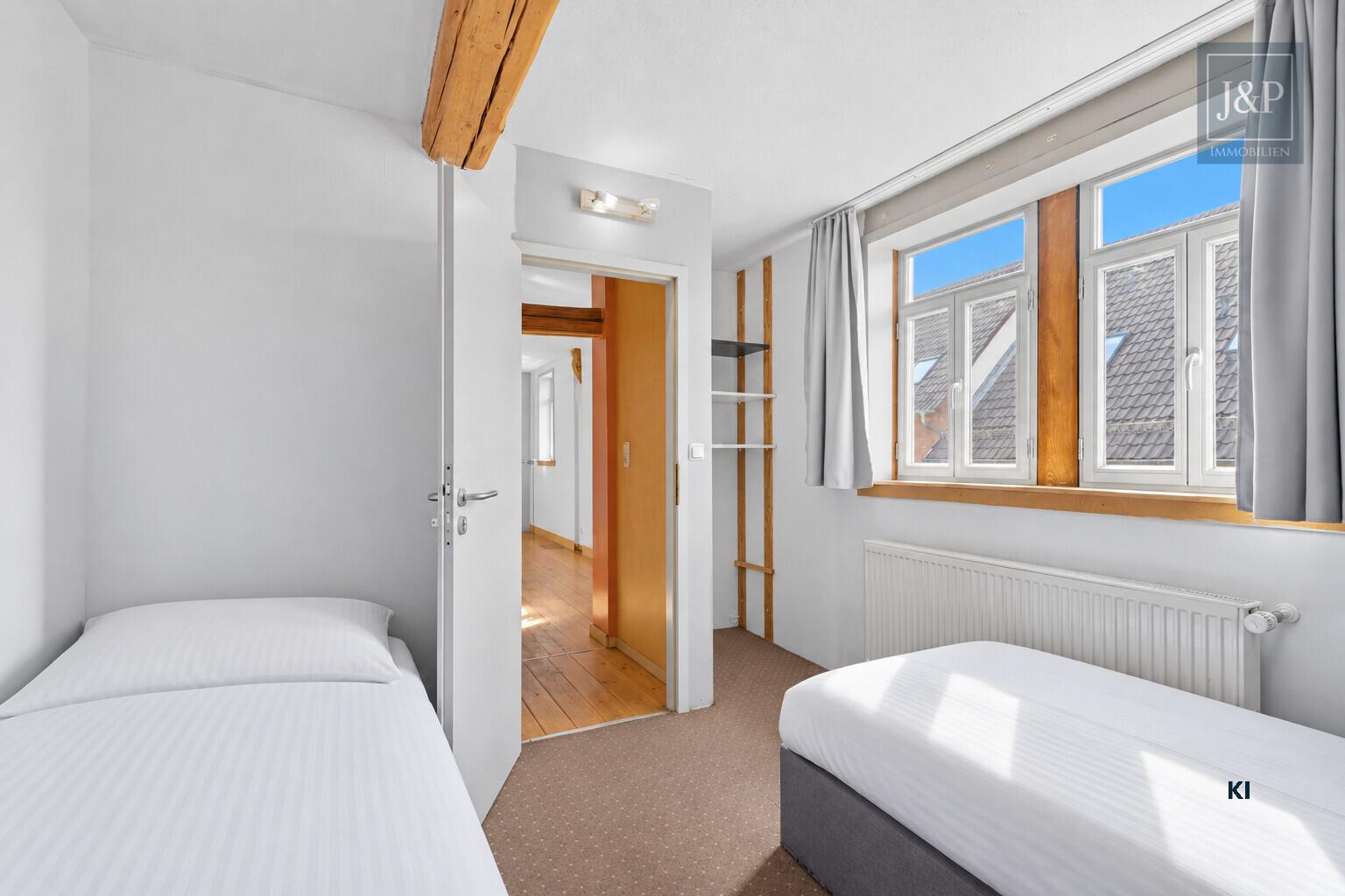 Viel Platz für Familie & Beruf: Fachwerkhaus mit Einliegerwohnung und Hof! - Schlafzimmer 3