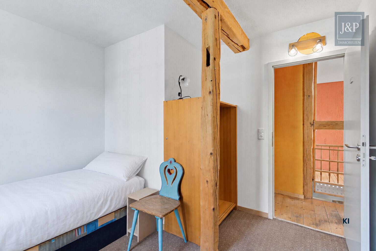 Viel Platz für Familie & Beruf: Fachwerkhaus mit Einliegerwohnung und Hof! - Schlafzimmer 4