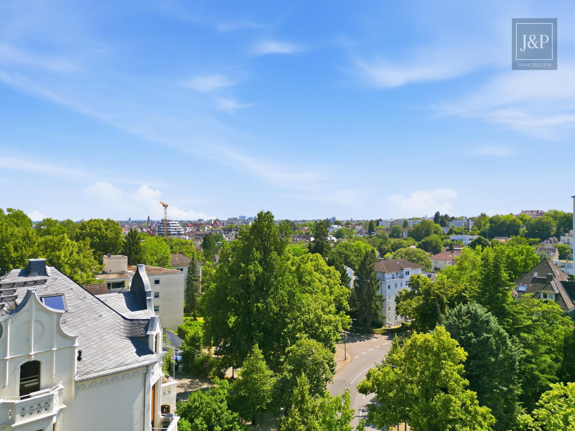 Lichtdurchflutetes Wohnen im Wiesbadener Nordosten - Altbaucharme, Natur & Innenstadt vereint - Aussicht Küche