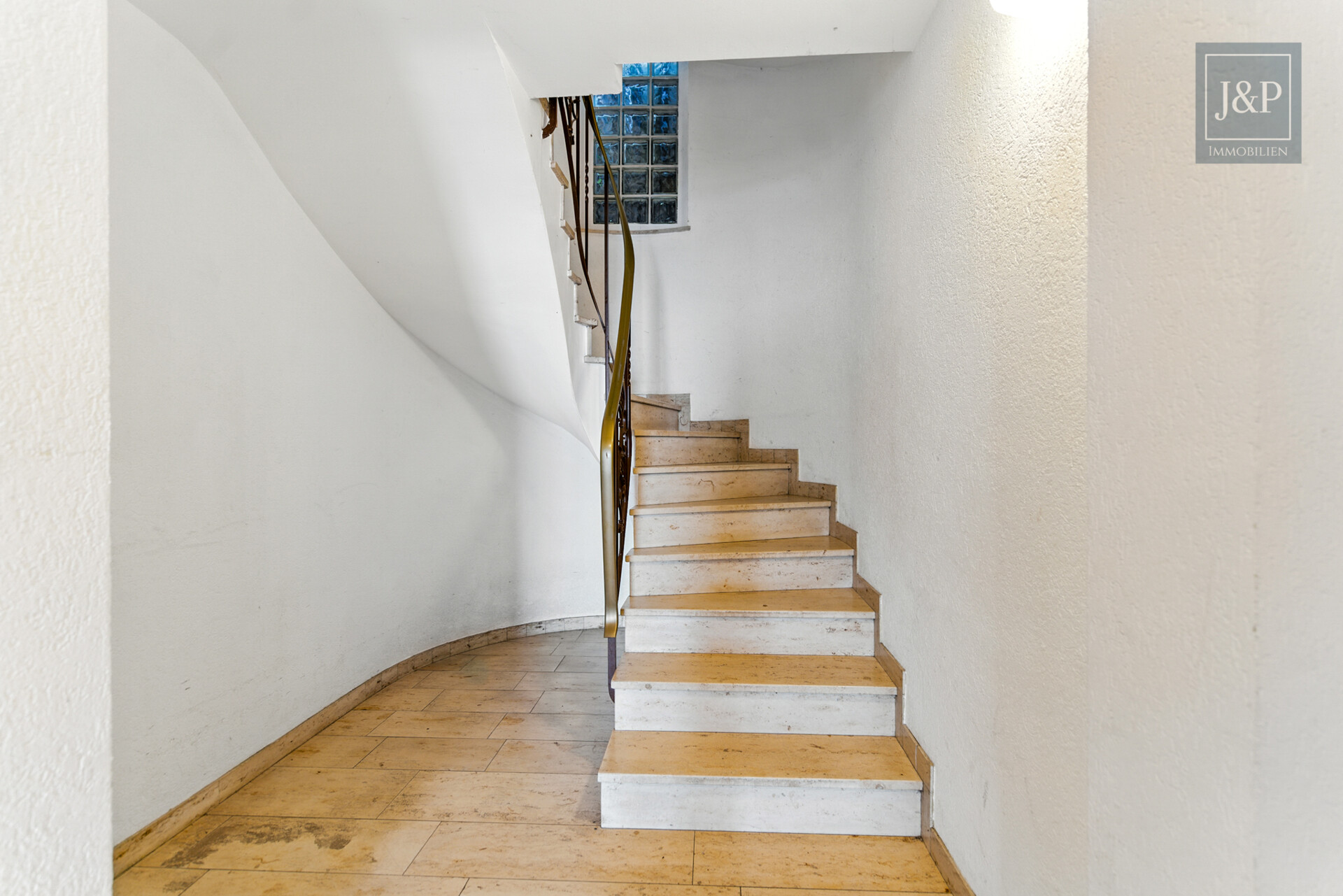 Schöne Altbauwohnung in Königstein – stilvoll, charmant, gut angebunden! - Treppe zum Altbau