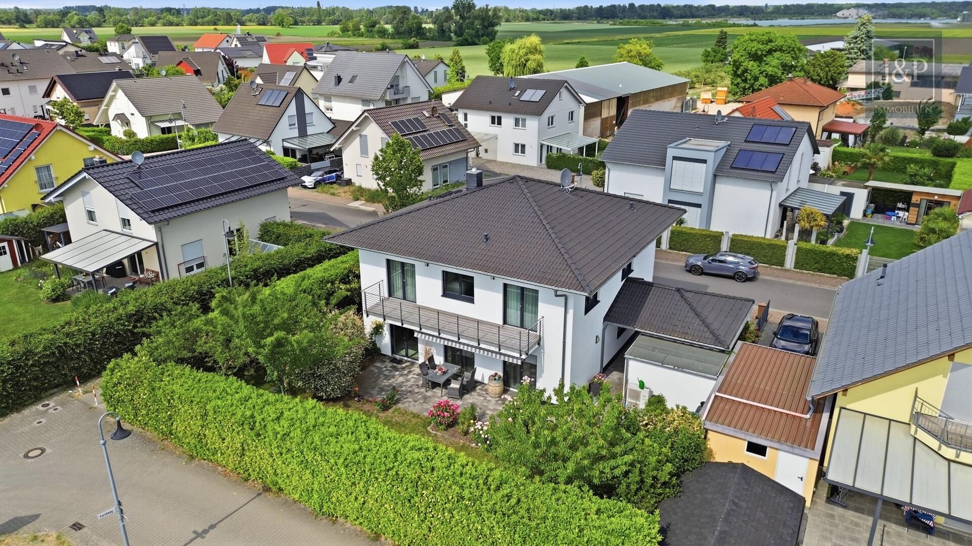 Luxuriöses EFH im Neubaugebiet von Crumstadt: Familientraum mit Weinkeller & große Empore - Drohnenansicht
