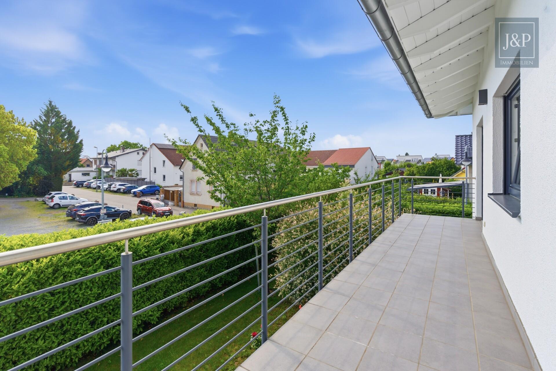 Luxuriöses EFH im Neubaugebiet von Crumstadt: Familientraum mit Weinkeller & große Empore - Balkon