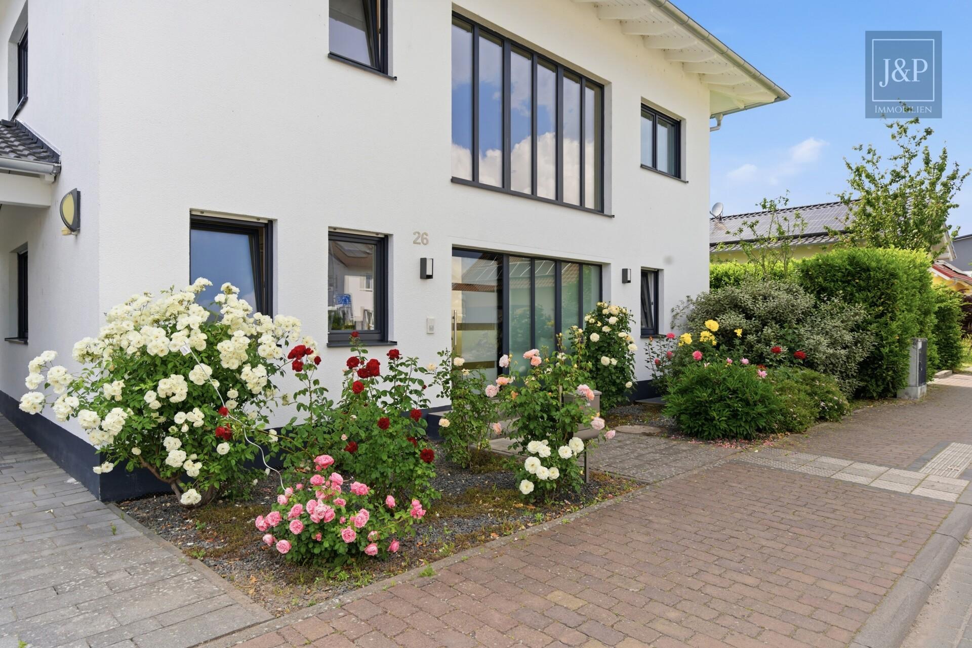Luxuriöses EFH im Neubaugebiet von Crumstadt: Familientraum mit Weinkeller & große Empore - Hausansicht seitlich