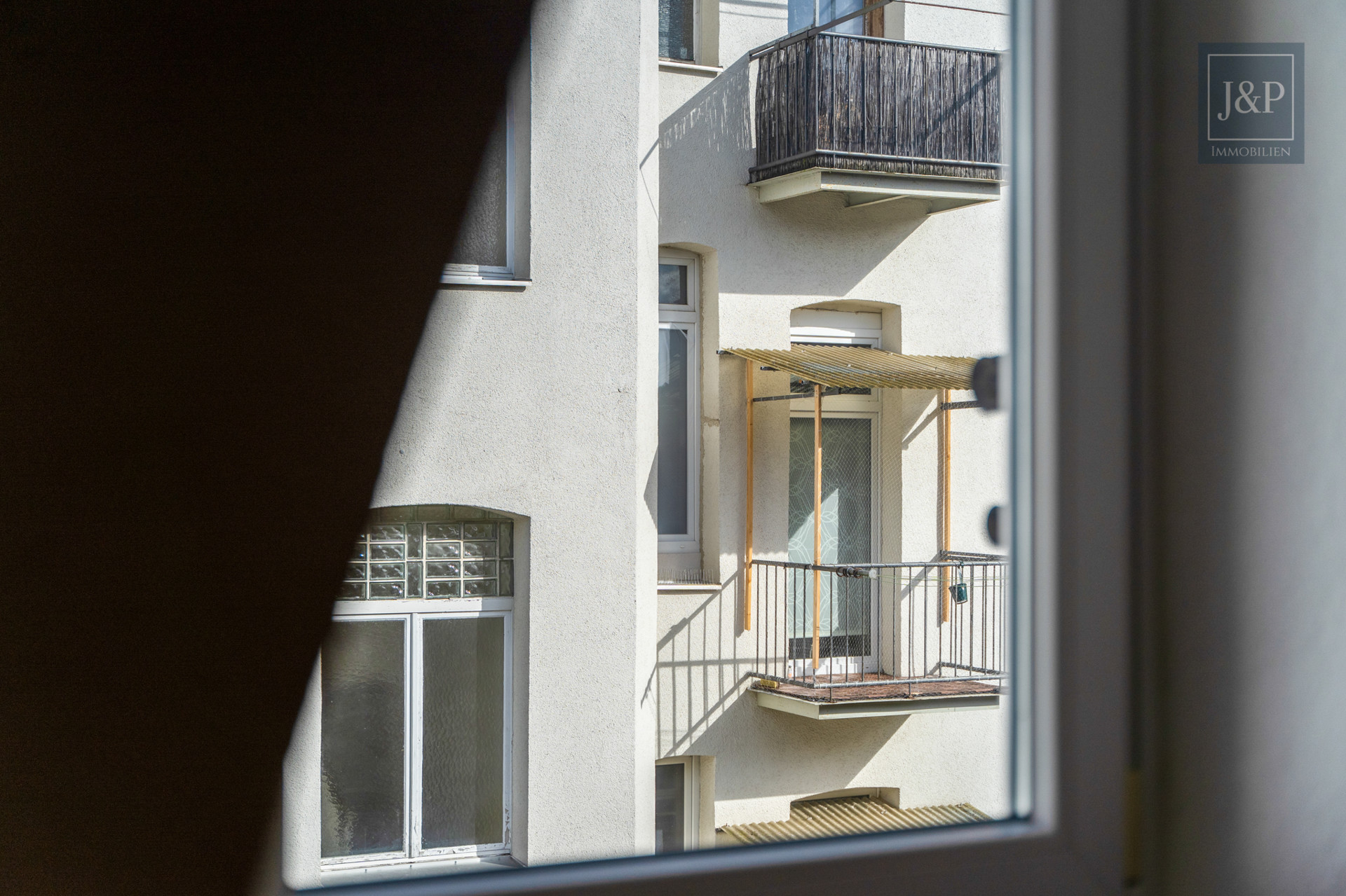 Großzügige 5-Zimmer-Altbauwohnung in zentraler Lage! - Fenster