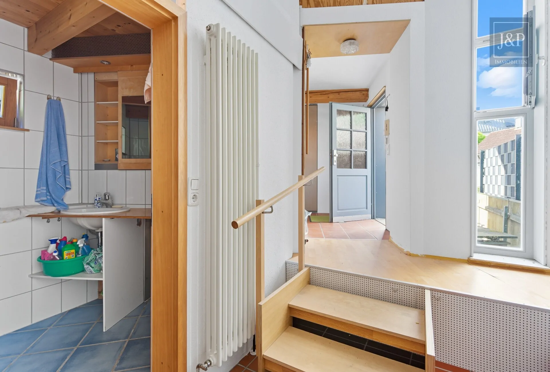 Zentral & vielseitig: Großes Fachwerkhaus mit Einliegerwohnung und Nebengebäuden! - ELW