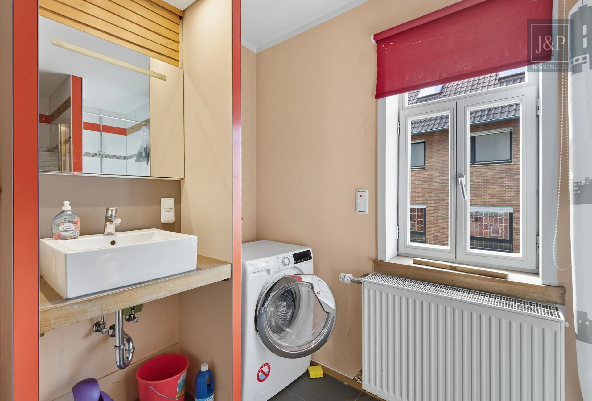 Zentral & vielseitig: Großes Fachwerkhaus mit Einliegerwohnung und Nebengebäuden! - Badezimmer