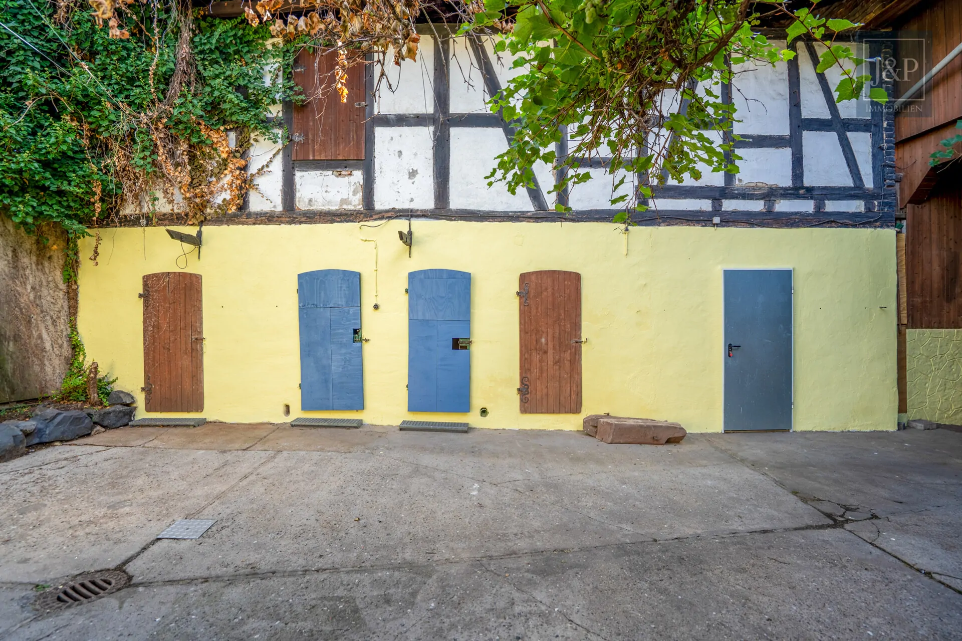 Zentral & vielseitig: Großes Fachwerkhaus mit Einliegerwohnung und Nebengebäuden! - Hof