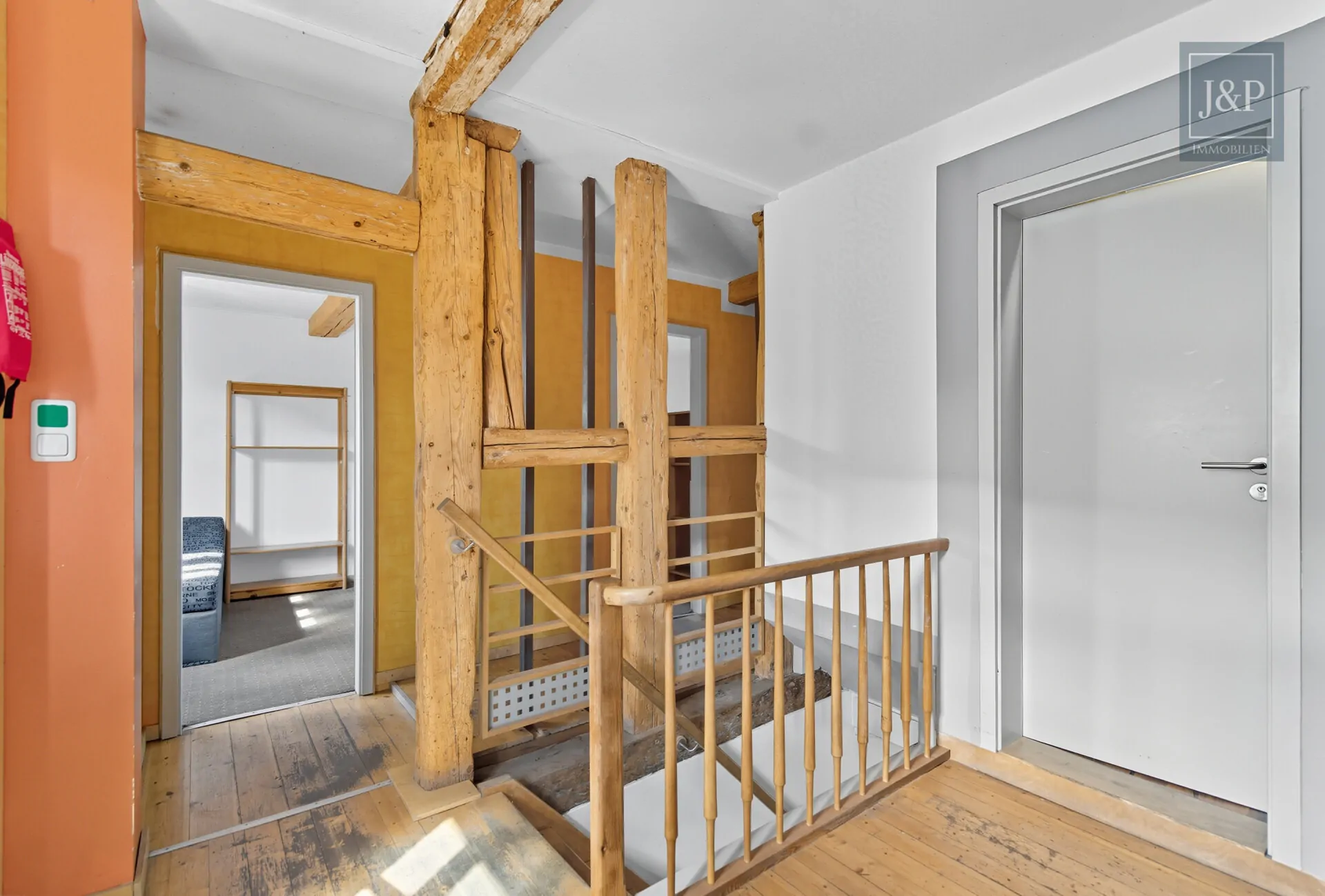 Zentral & vielseitig: Großes Fachwerkhaus mit Einliegerwohnung und Nebengebäuden! - Flur OG