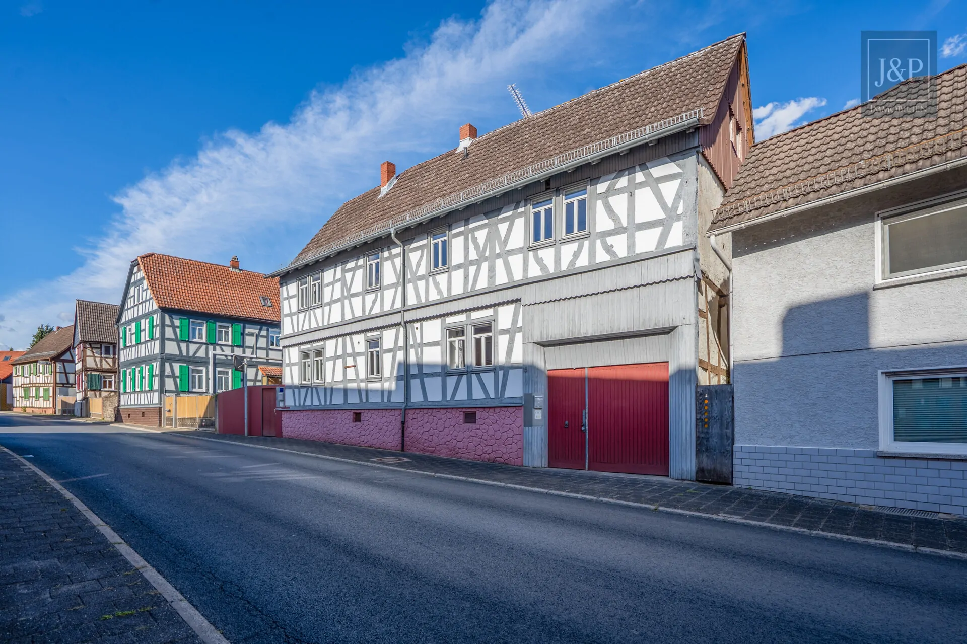 Zentral & vielseitig: Großes Fachwerkhaus mit Einliegerwohnung und Nebengebäuden! - Außenansicht