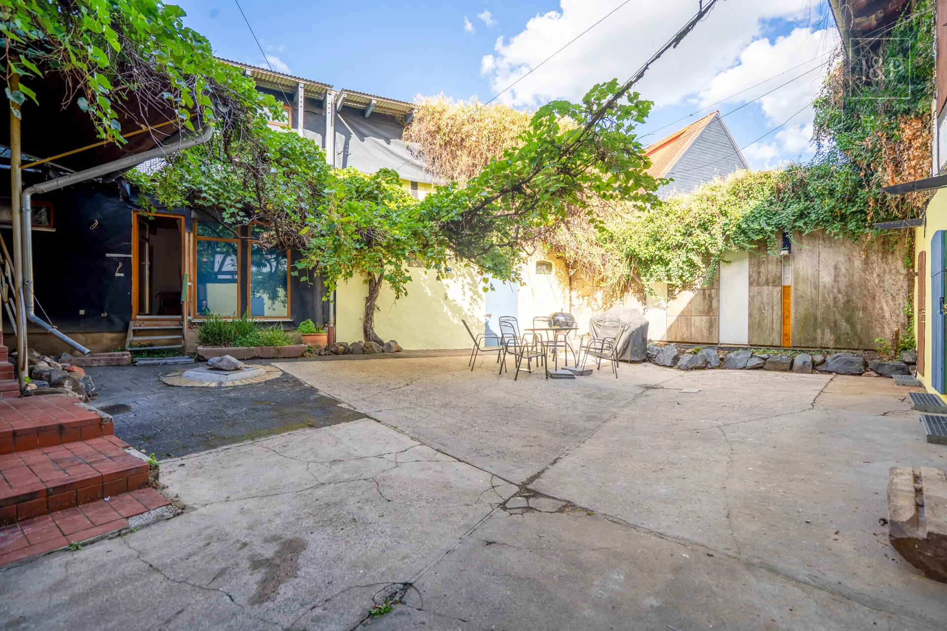 Zentral & vielseitig: Großes Fachwerkhaus mit Einliegerwohnung und Nebengebäuden! - Hof