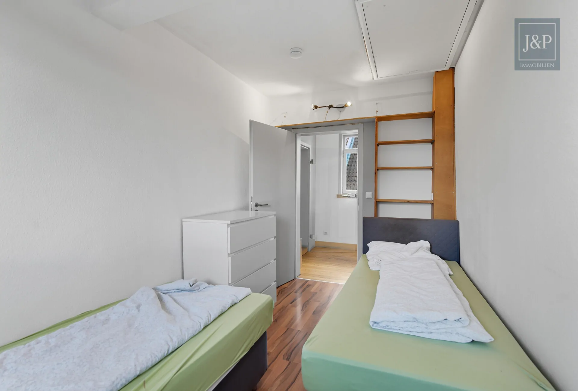 Zentral & vielseitig: Großes Fachwerkhaus mit Einliegerwohnung und Nebengebäuden! - Schlafzimmer 1