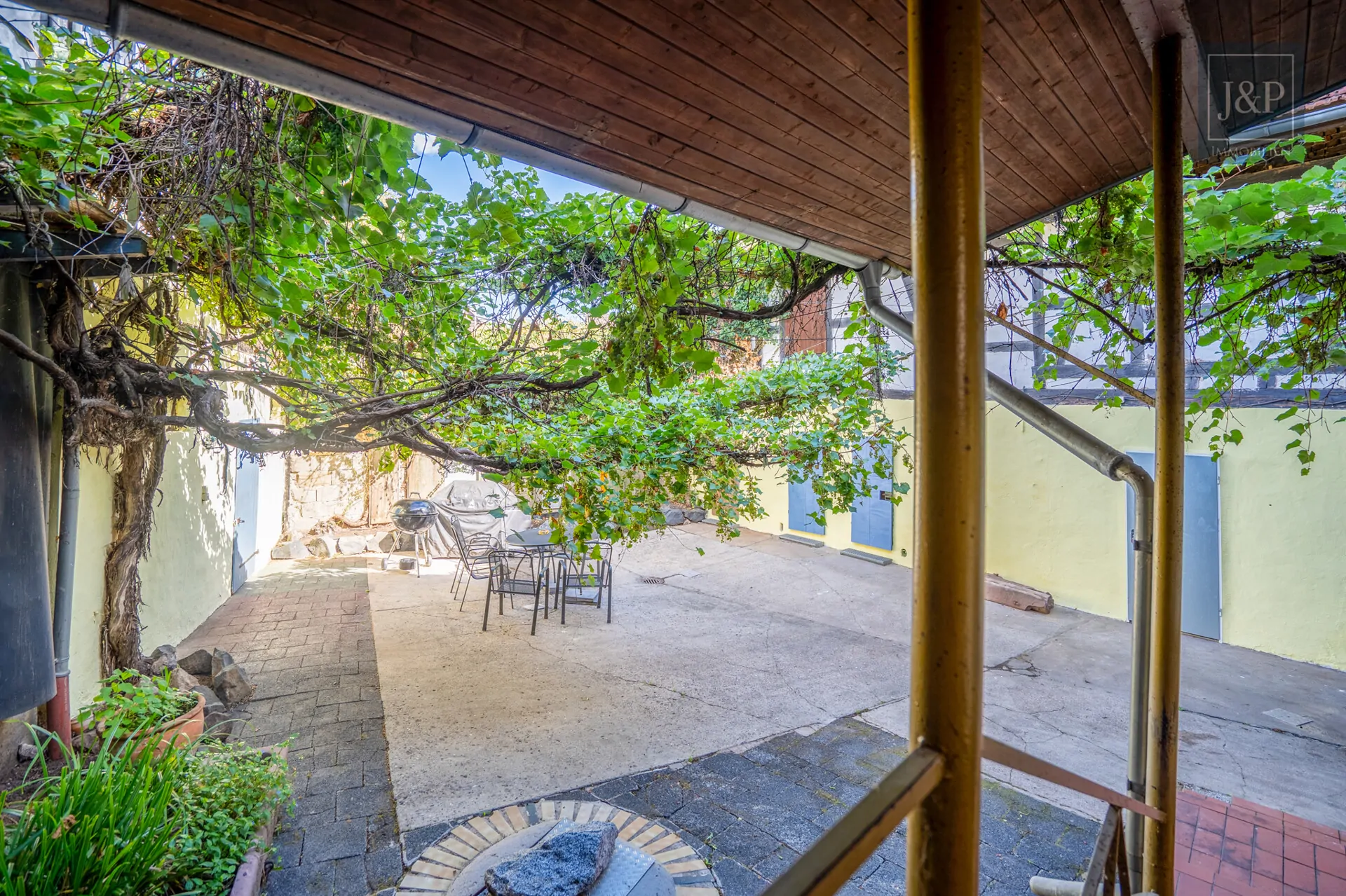 Zentral & vielseitig: Großes Fachwerkhaus mit Einliegerwohnung und Nebengebäuden! - Hof