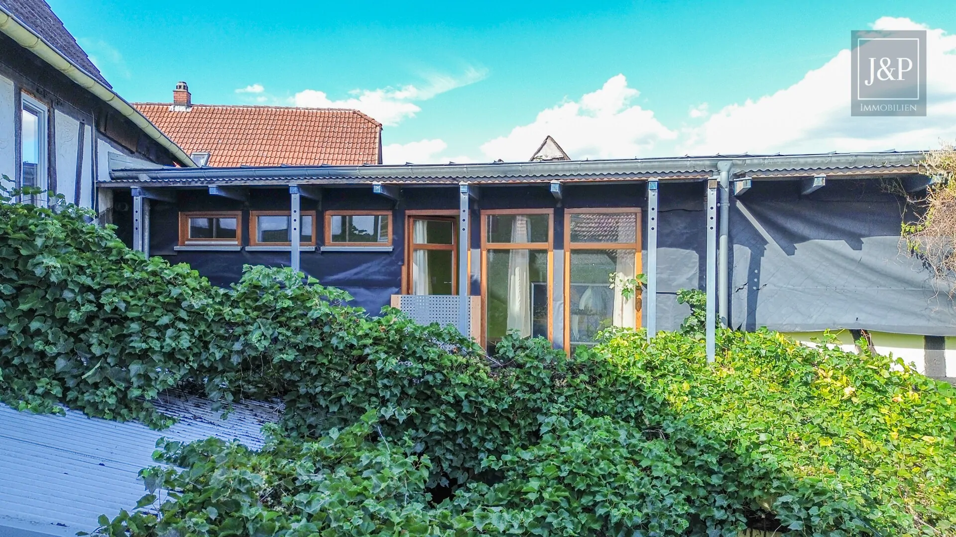 Zentral & vielseitig: Großes Fachwerkhaus mit Einliegerwohnung und Nebengebäuden! - Luftaufnahme