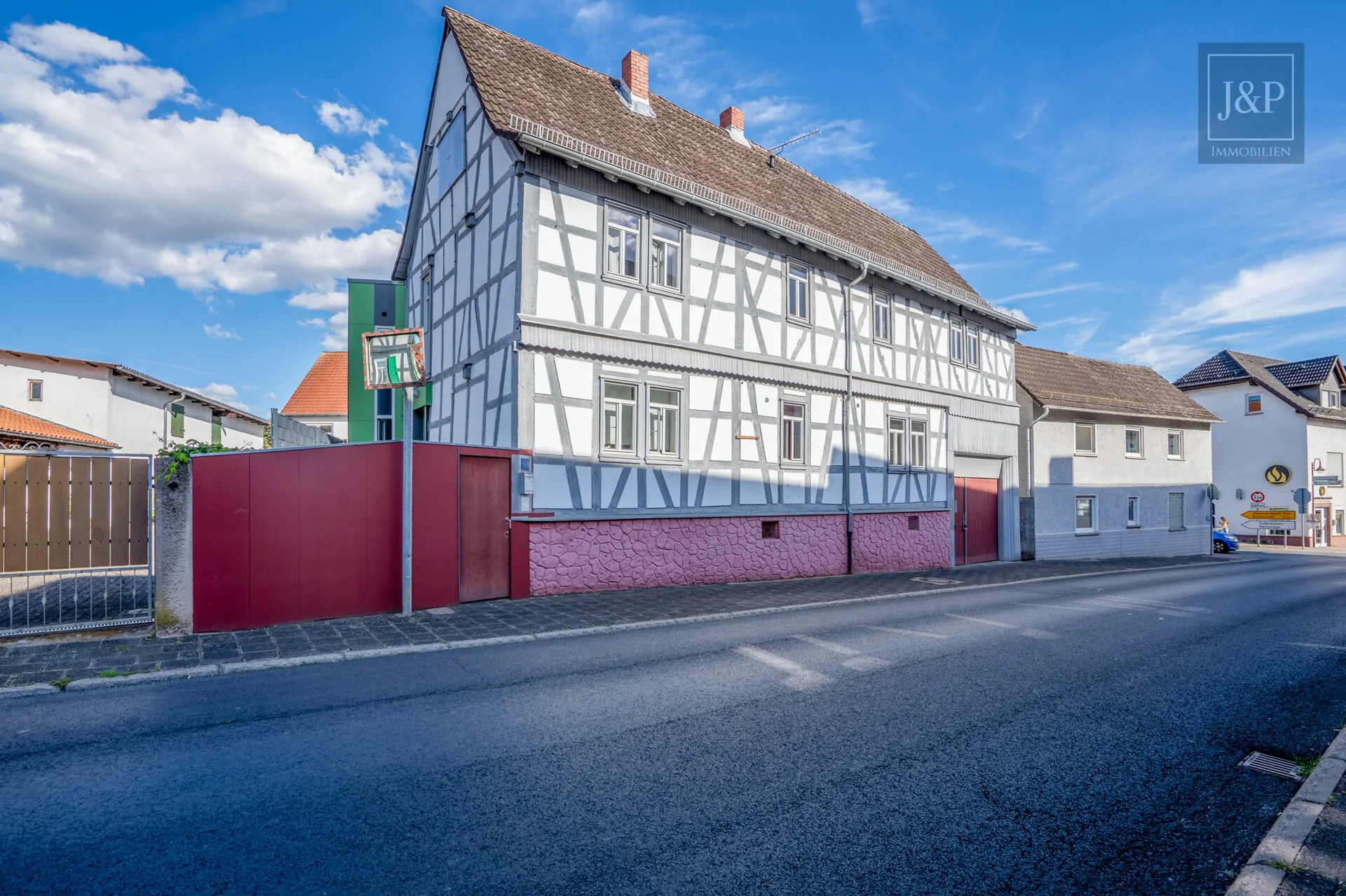 Zentral & vielseitig: Großes Fachwerkhaus mit Einliegerwohnung und Nebengebäuden! - Außenansicht