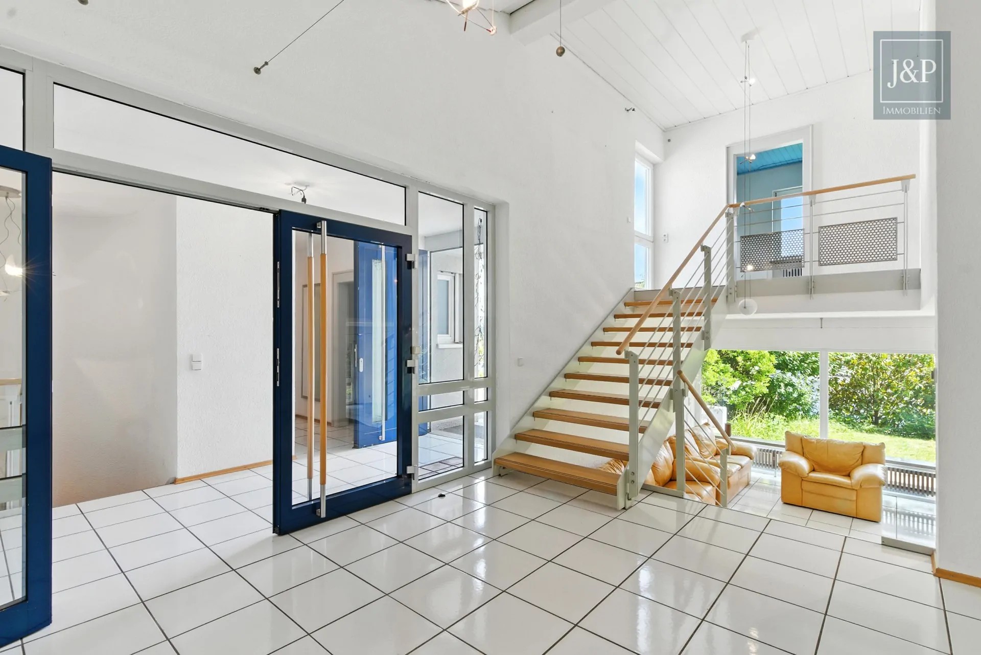 Bestlage von Goldbach! – Familienidylle trifft auf architektonischen Charme - EG Aufgang