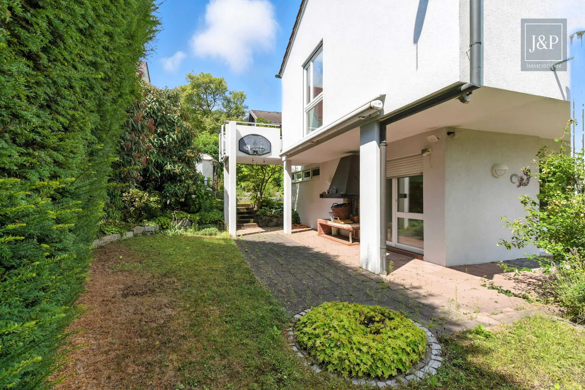 Bestlage von Goldbach! – Familienidylle trifft auf architektonischen Charme - Garten Seite
