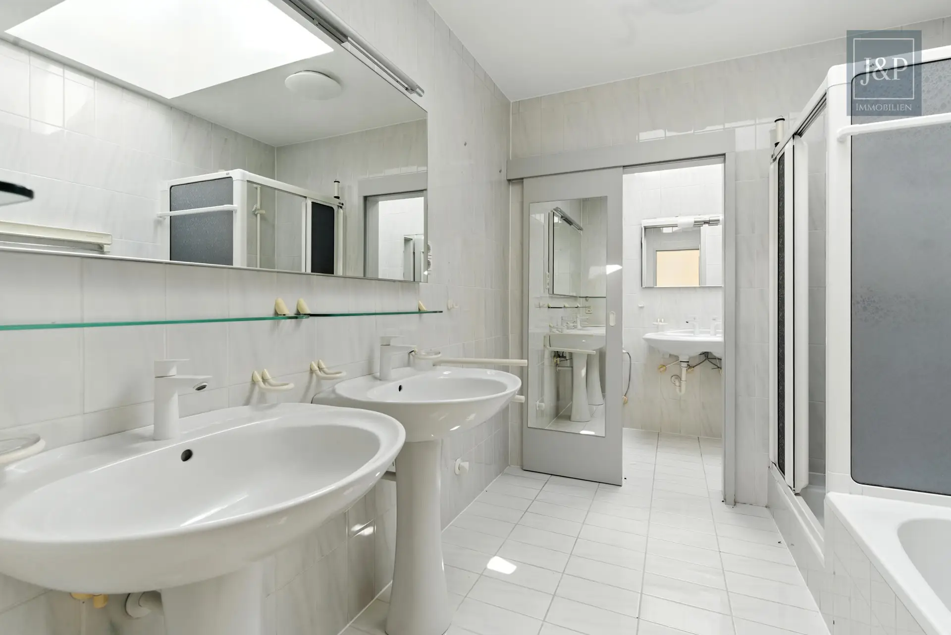 Bestlage von Goldbach! – Familienidylle trifft auf architektonischen Charme - OG Bad