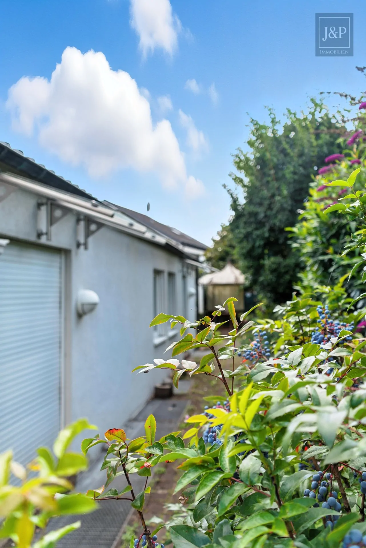 Bestlage von Goldbach! – Familienidylle trifft auf architektonischen Charme - Garten hinter Haus
