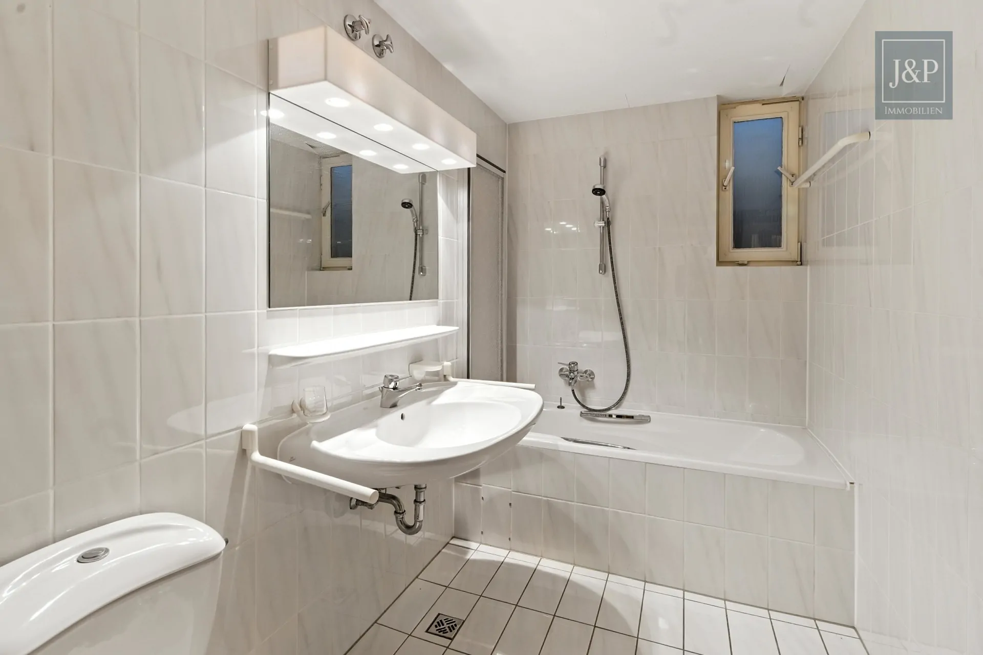 Bestlage von Goldbach! – Familienidylle trifft auf architektonischen Charme - UG Bad