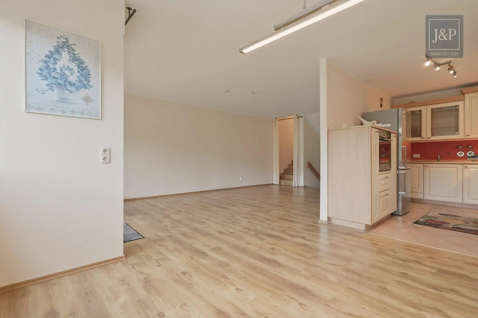 Maisonette in Feldrandlage – Balkon & Garage – sofort verfügbar - Wohnbereich mit offener Küche
