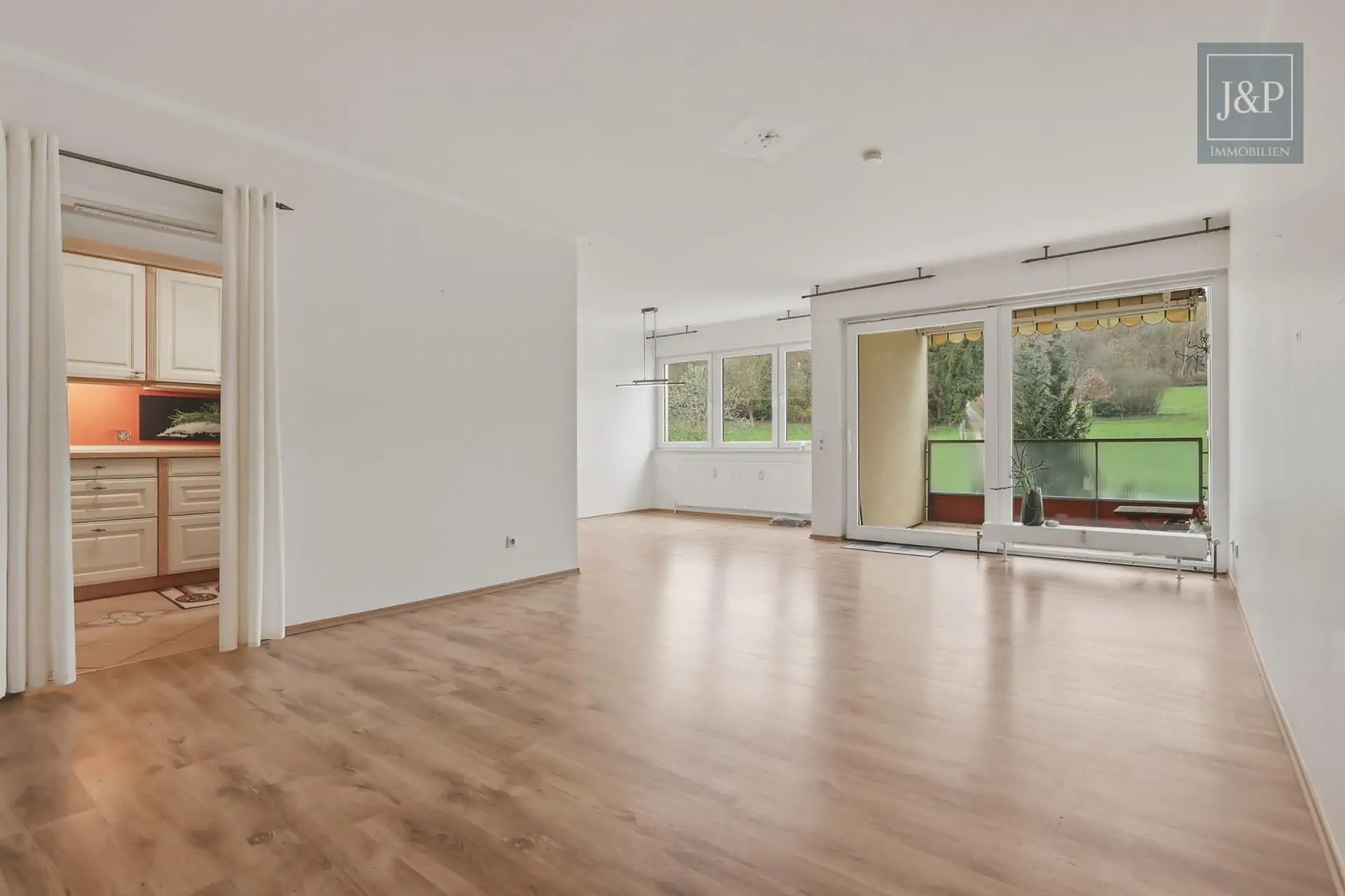 Maisonette in Feldrandlage – Balkon & Garage – sofort verfügbar - Wohnbereich