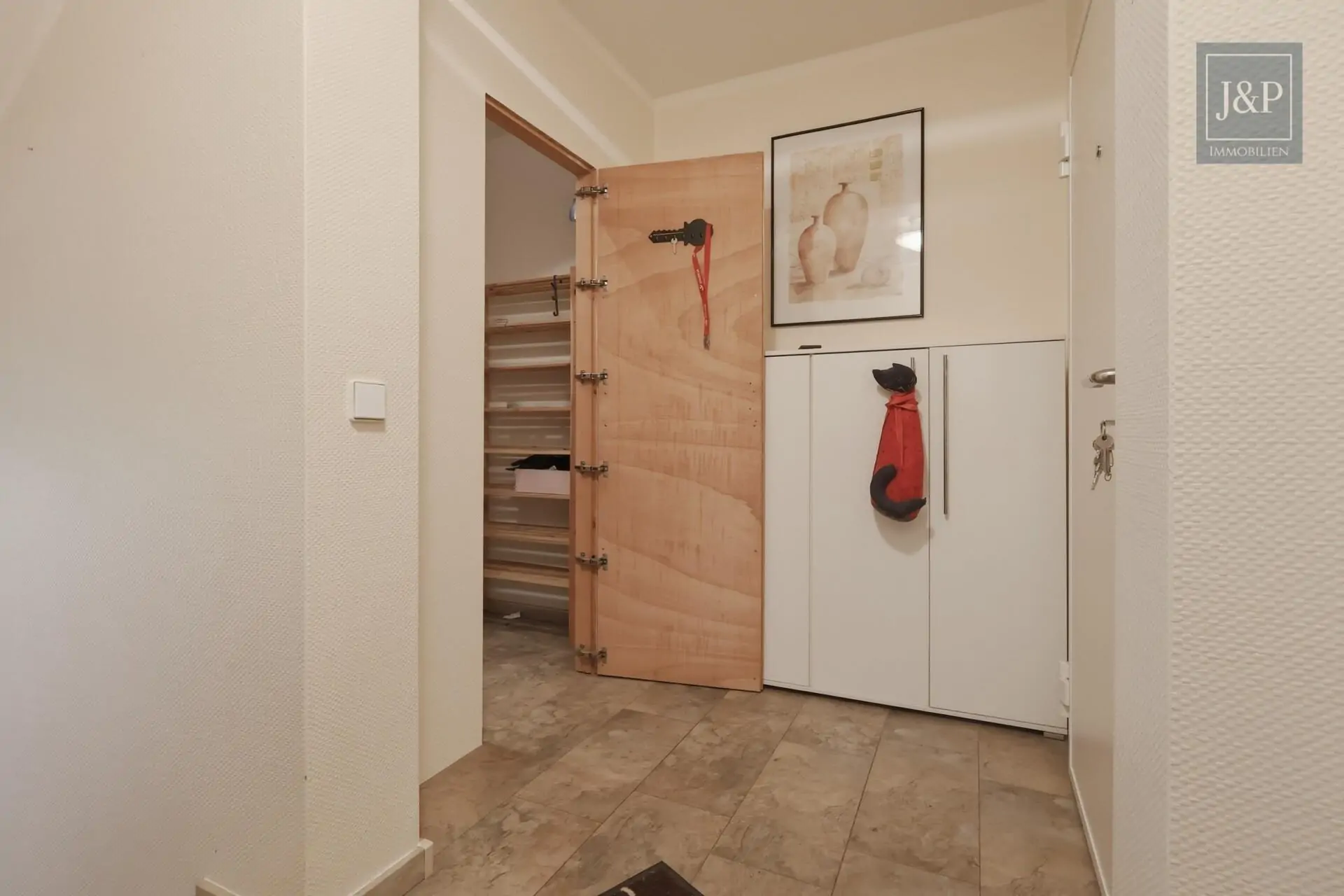 Maisonette in Feldrandlage – Balkon & Garage – sofort verfügbar - Eingangsbereich mit Garderobe