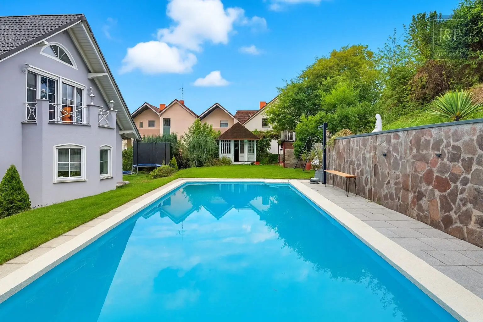 Mehrgenerationenwohnen im Villenviertel von Glattbach. Gehobener Lebensstil auf über 400qm. - Pool & Garten