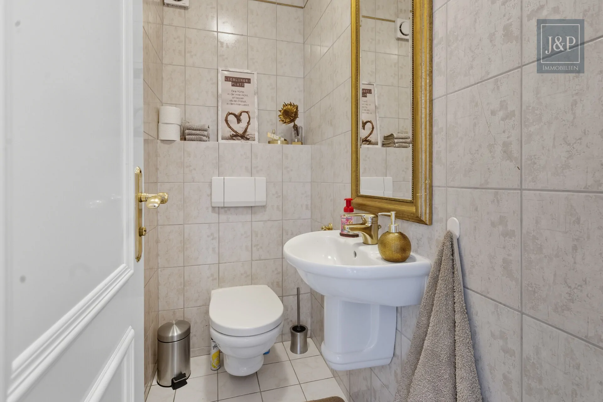 Mehrgenerationenwohnen im Villenviertel von Glattbach. Gehobener Lebensstil auf über 400qm. - ELW - Gäste WC