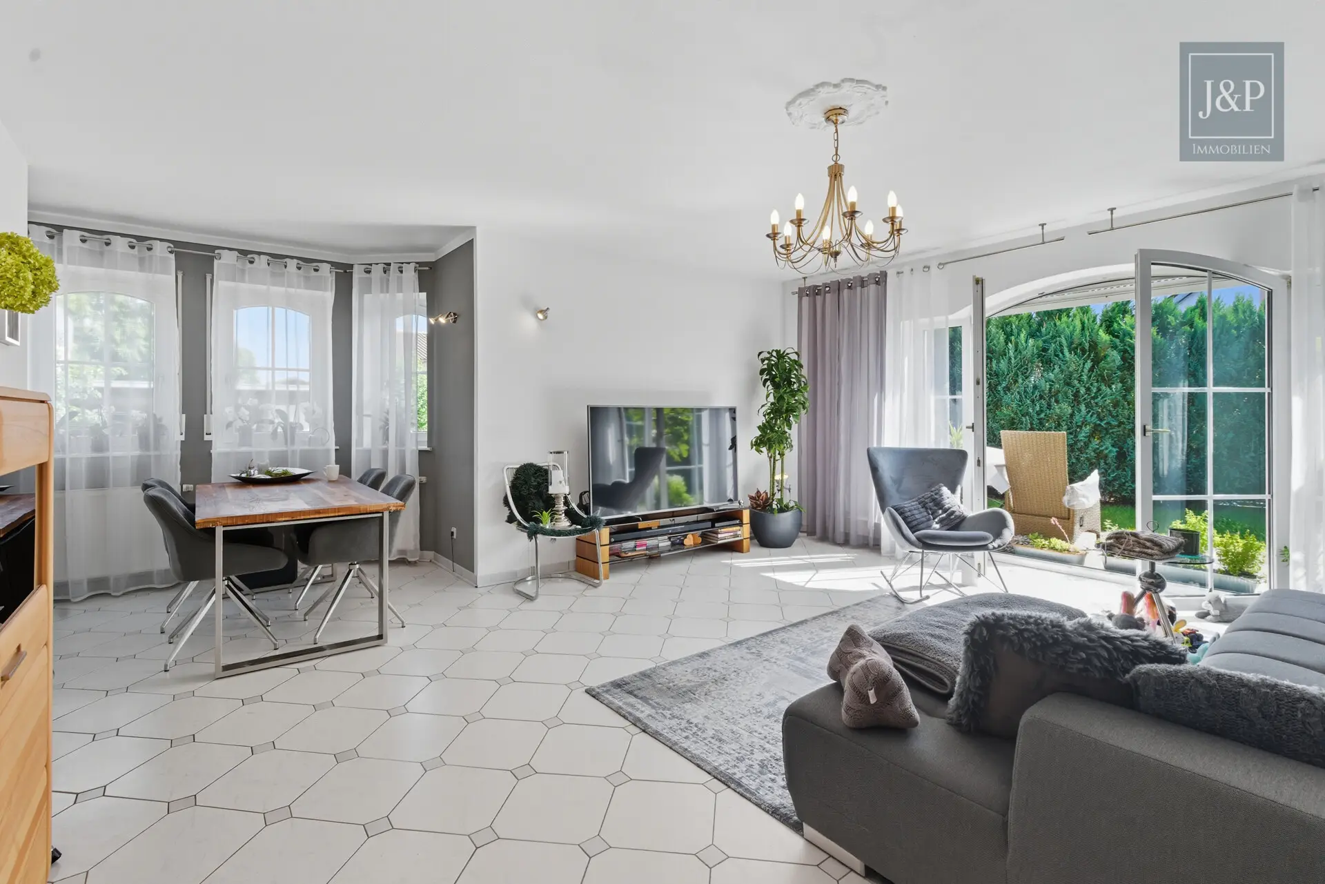 Mehrgenerationenwohnen im Villenviertel von Glattbach. Gehobener Lebensstil auf über 400qm. - ELW - Wohnen & Essen