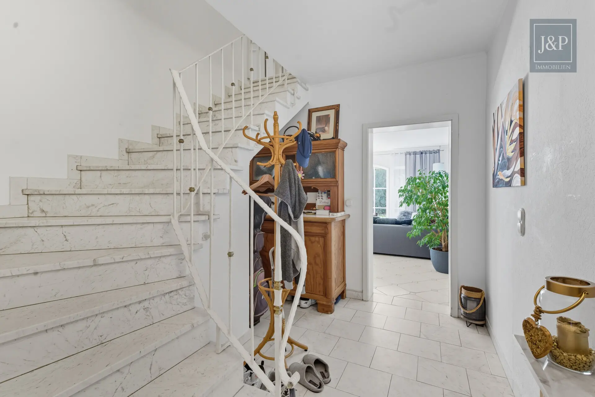 Mehrgenerationenwohnen im Villenviertel von Glattbach. Gehobener Lebensstil auf über 400qm. - ELW Flur