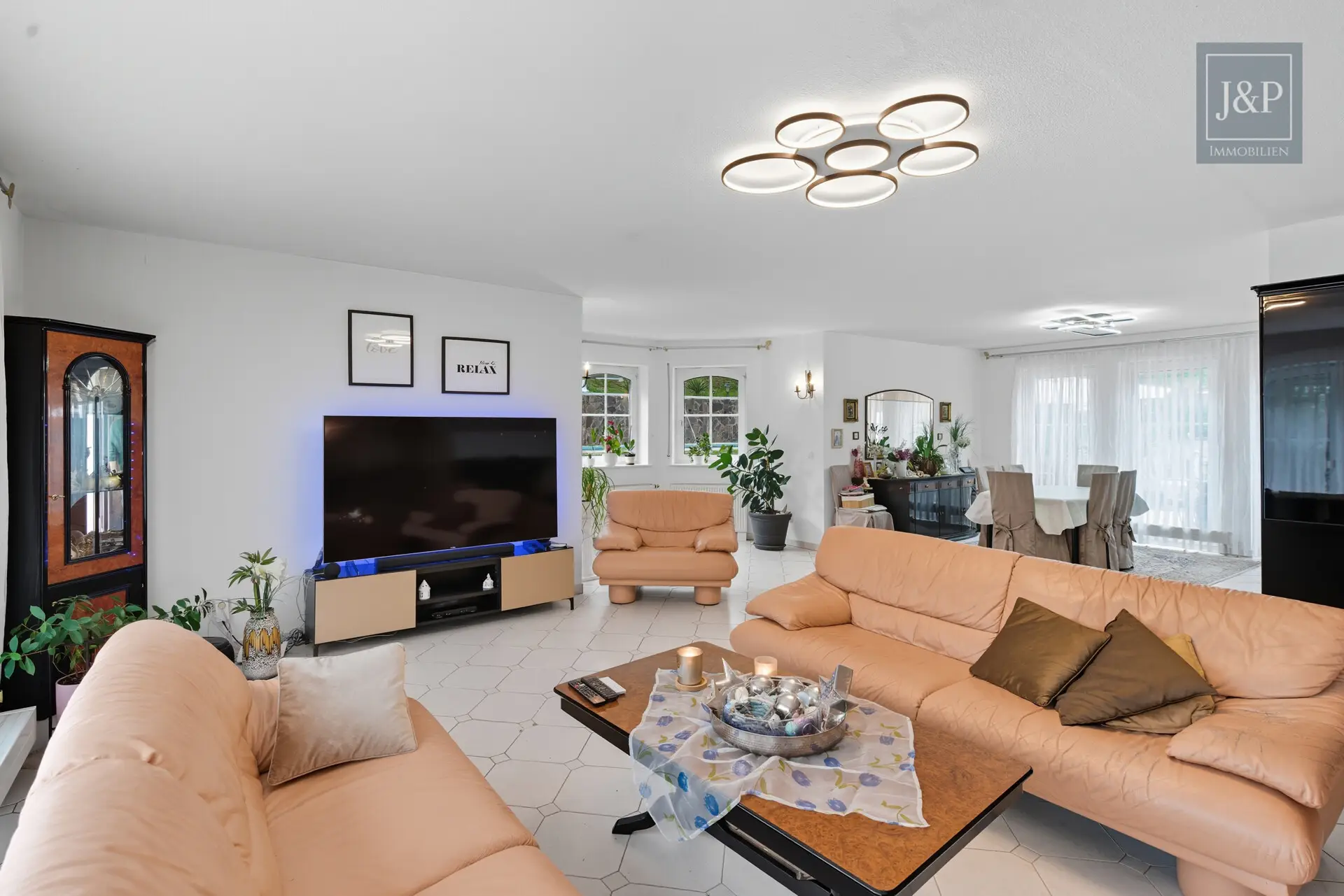 Mehrgenerationenwohnen im Villenviertel von Glattbach. Gehobener Lebensstil auf über 400qm. - EG Wohnen & Essen