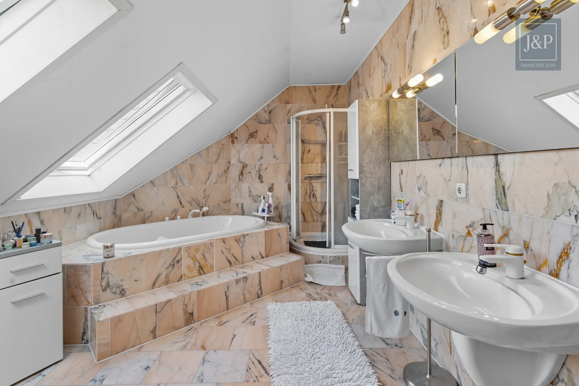 Mehrgenerationenwohnen im Villenviertel von Glattbach. Gehobener Lebensstil auf über 400qm. - OG en Suite Bad