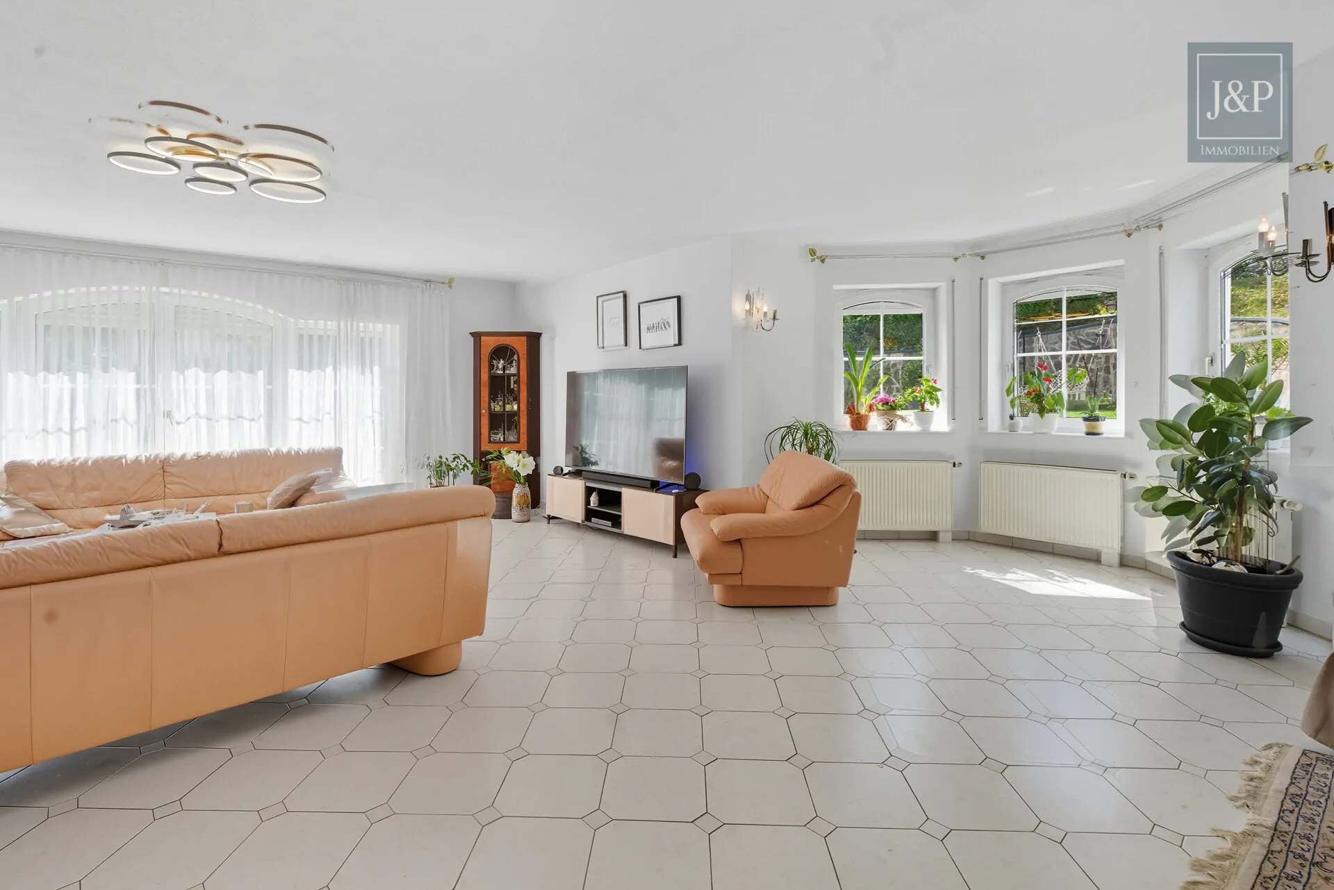 Mehrgenerationenwohnen im Villenviertel von Glattbach. Gehobener Lebensstil auf über 400qm. - Wohnzimmer