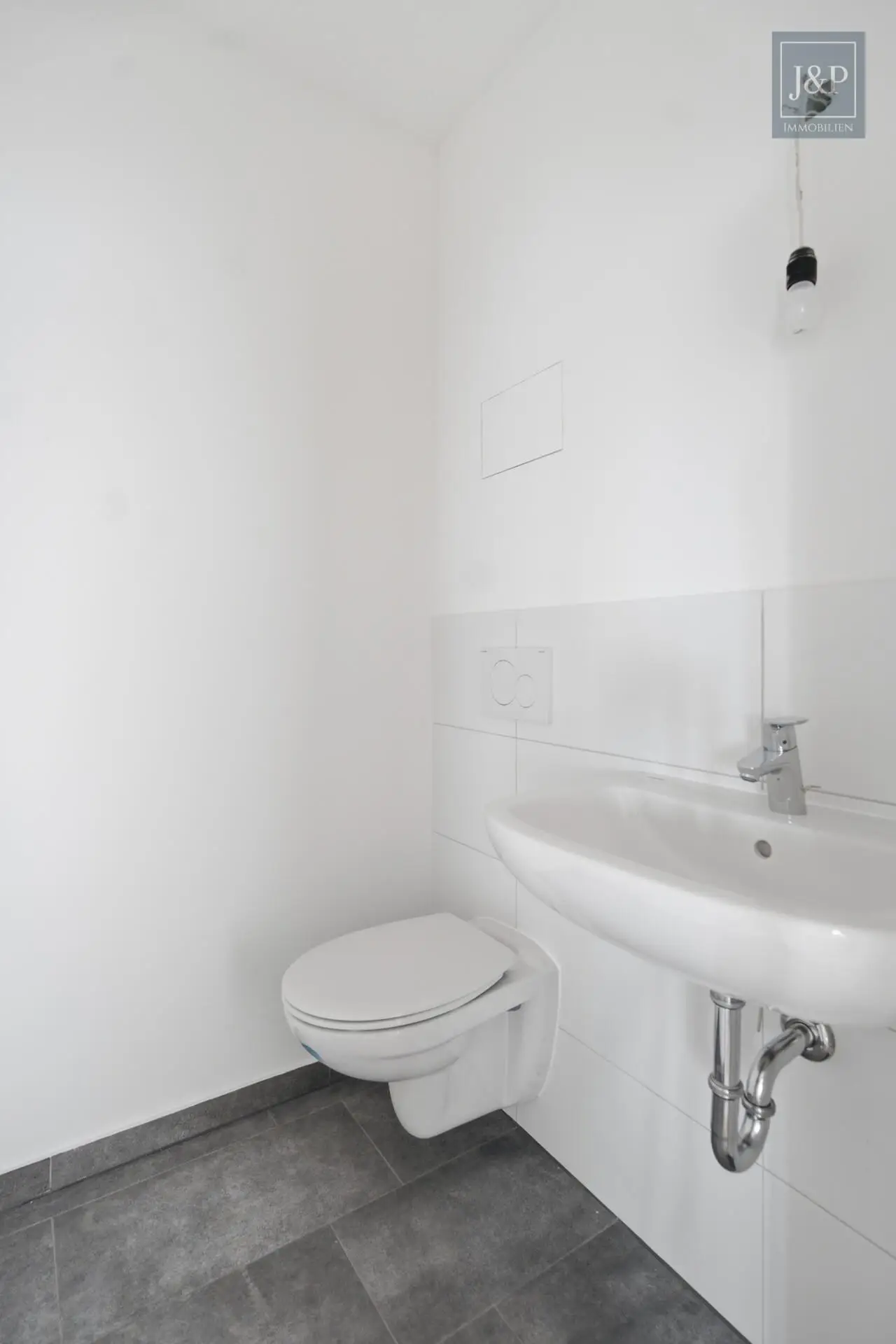 Beeindruckende Penthouse-Wohnung mit Skylineblick und zwei Terrassen! - Saniertes Gäste-WC