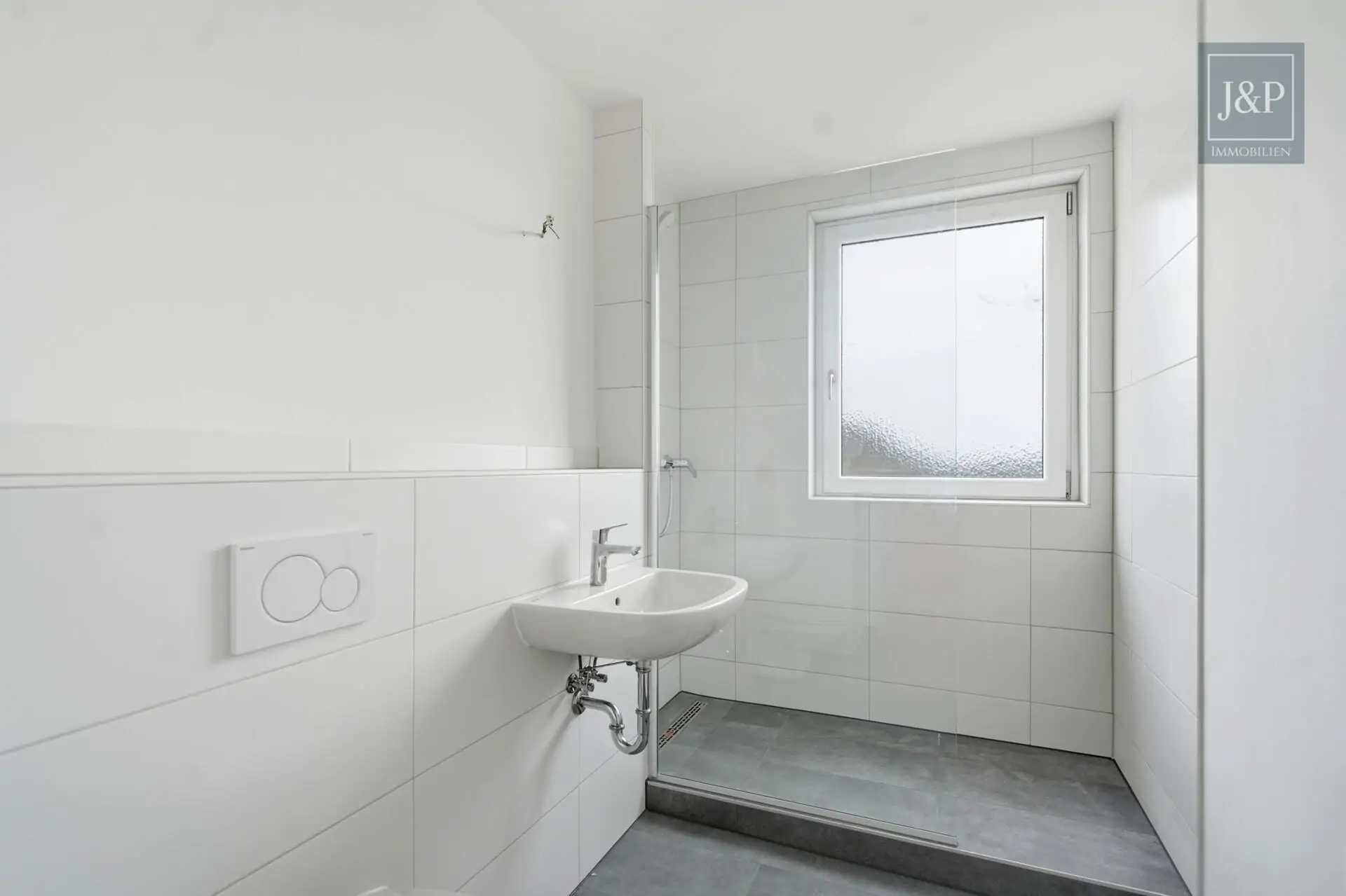 Beeindruckende Penthouse-Wohnung mit Skylineblick und zwei Terrassen! - Saniertes Badezimmer