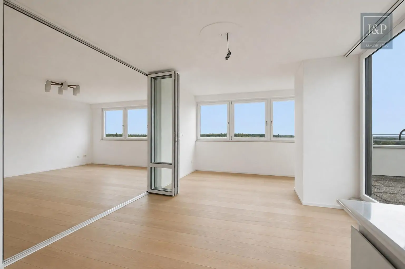 Beeindruckende Penthouse-Wohnung mit Skylineblick und zwei Terrassen! - Wohn-, Essbereich (Visualisierung)