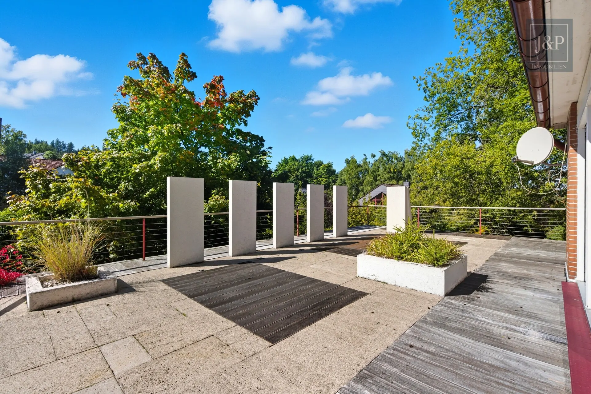 Sonnige Lage auf der Hegewiese. Großes Anwesen mit altem Baumbestand + Ausbaureserve (ZFH/EFH) - Terrasse