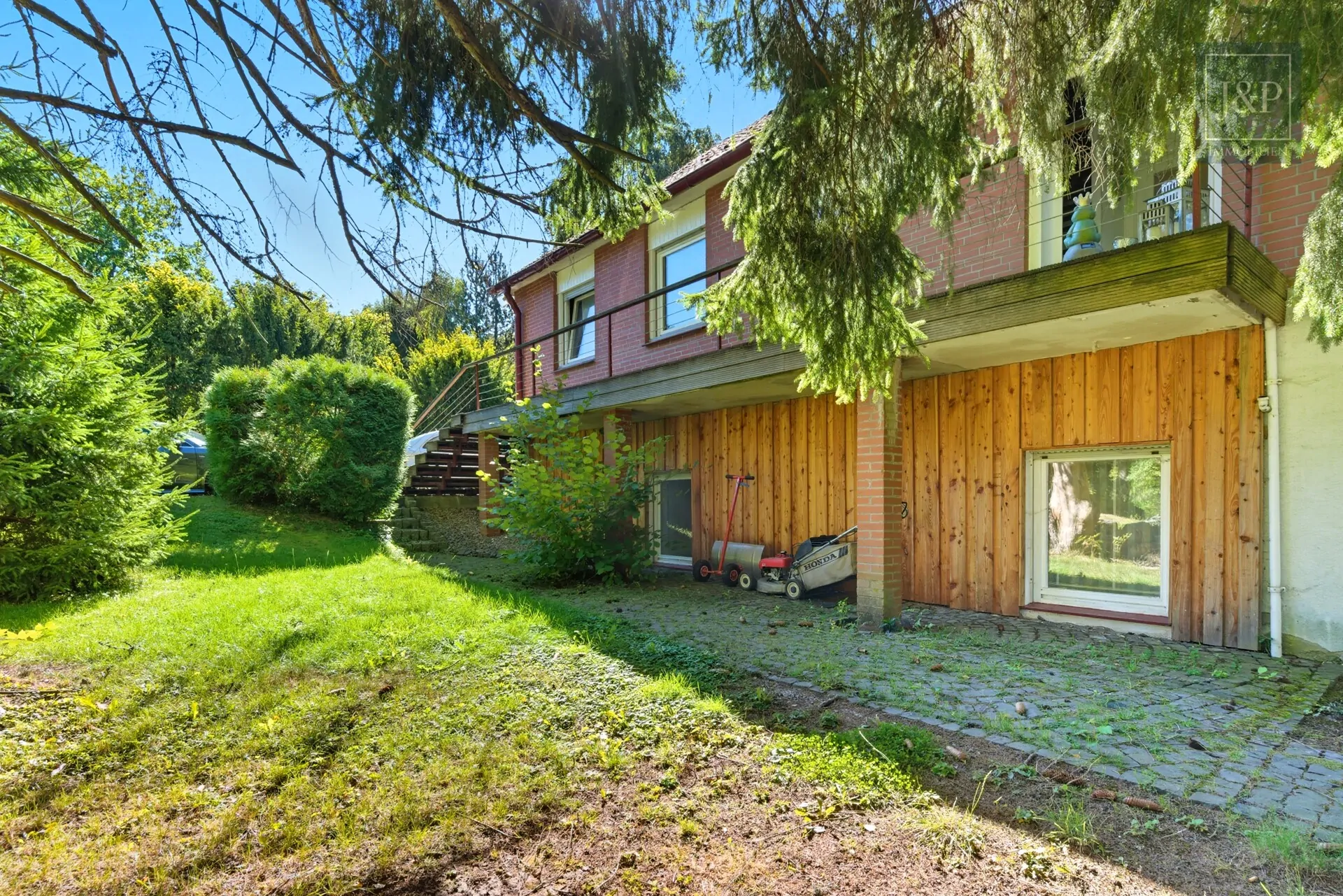 Sonnige Lage auf der Hegewiese. Großes Anwesen mit altem Baumbestand + Ausbaureserve (ZFH/EFH) - Vorderseite Haus