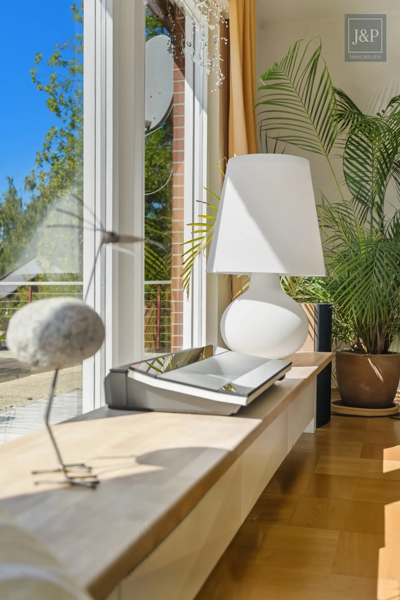 Sonnige Lage auf der Hegewiese. Großes Anwesen mit altem Baumbestand + Ausbaureserve (ZFH/EFH) - Detail Wohnzimmer