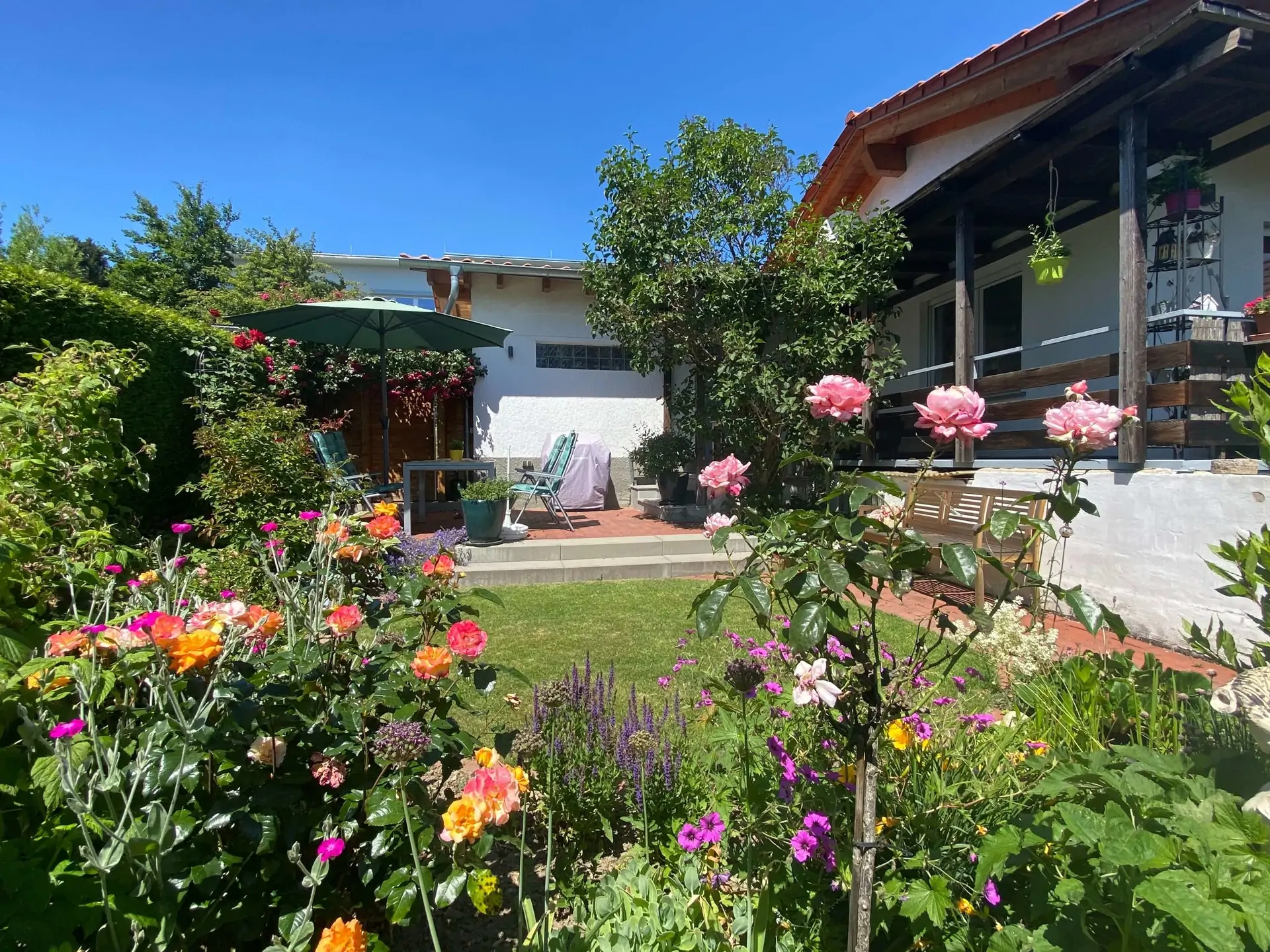 Saniertes Einfamilienhaus mit traumhafter Gartenanlage - Sitzecke vor der Küche