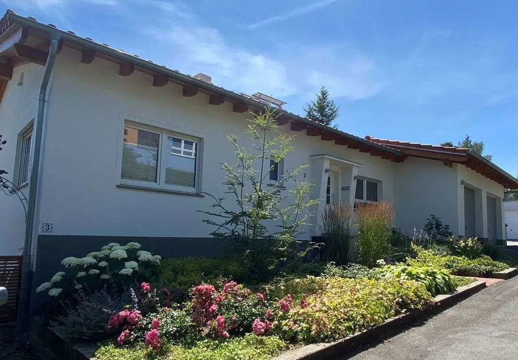 Saniertes Einfamilienhaus mit traumhafter Gartenanlage - Straßenansicht