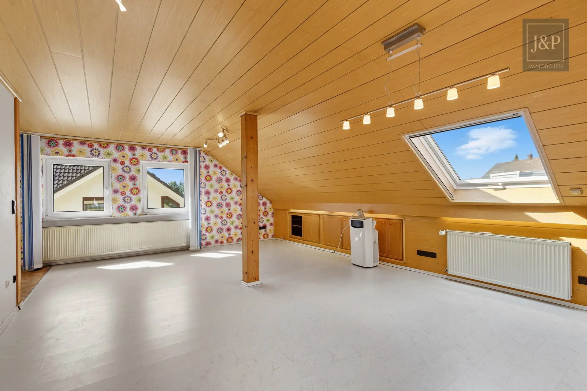 Ein Zuhause für Generationen – modernisiertes Mehrfamilienhaus in zentraler Lage von Bruchköbel! - DG-Wohnung